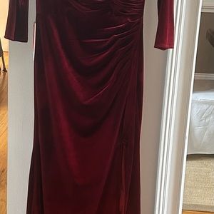 Velvet burgundy formal evening dress. Size 8 NWT